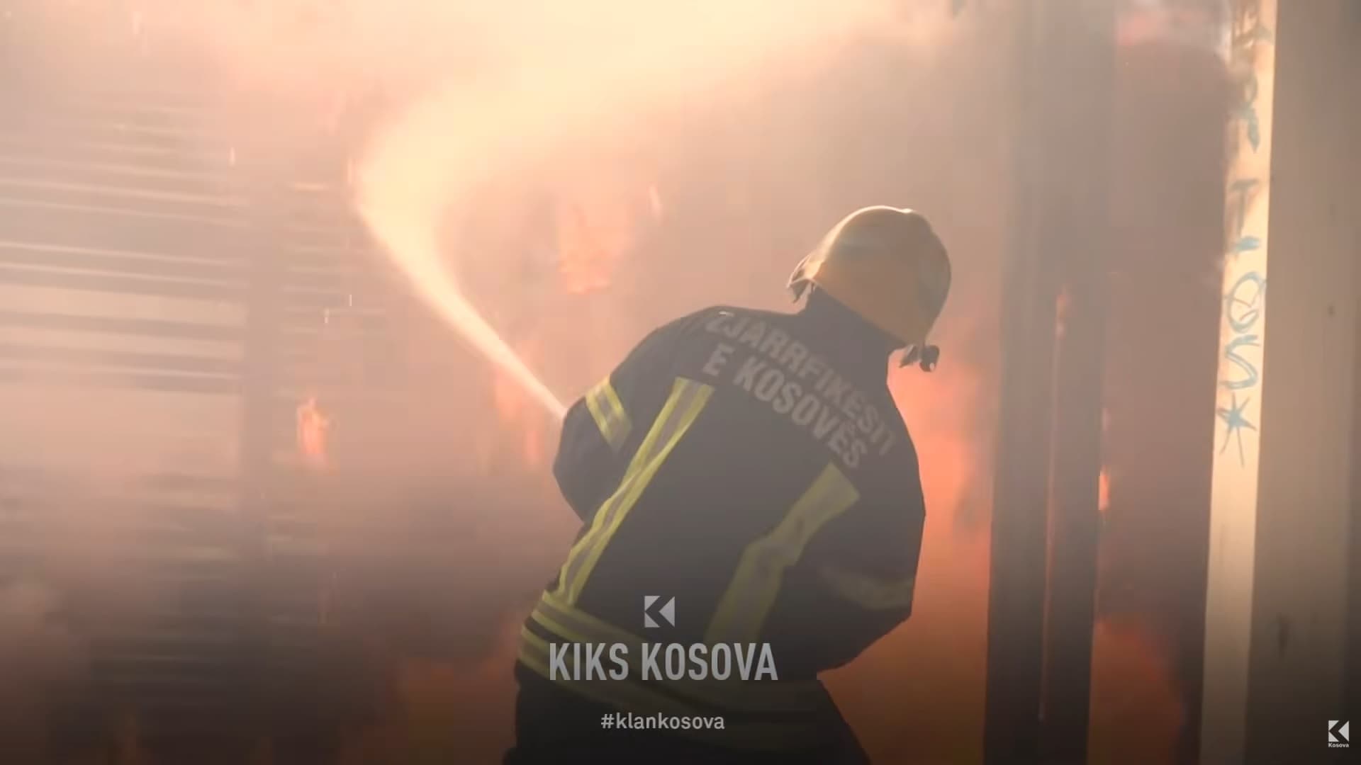 Zjarrfikësit në mes të dy zjarreve – shuajnë flakët, por mbesin pa shtesa për rrezikshmëri (VIDEO)