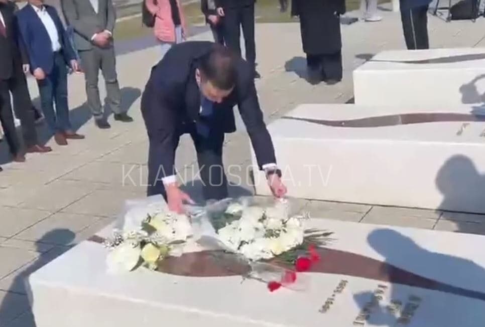 Abdixhiku me delegacion nderon të rënët e familjes Jashari në Prekaz