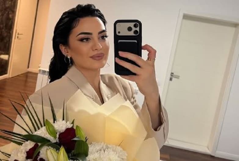 Albina Kelmendi pranon lule nga bashkëshorti për 8 Mars