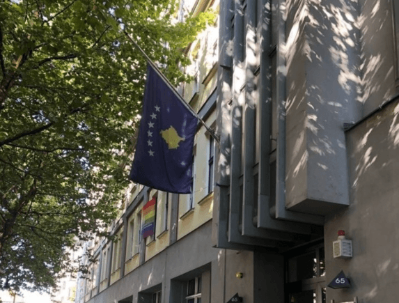 Vandalizohet Ambasada e Kosovës në Berlin me slogane shoviniste serbe, reagon MPJD