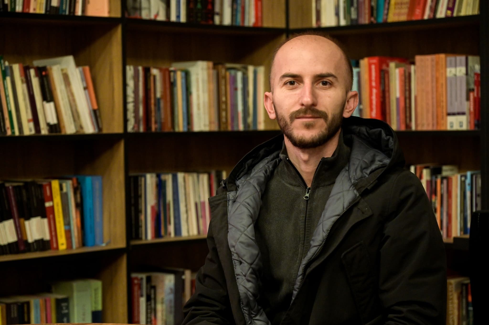 Manxhuka i reagon shefes së stafit të Osmanit: E ftoj të vijë në zyrë, do t’i ketë 3 nënshkrime më shumë se Konjufca