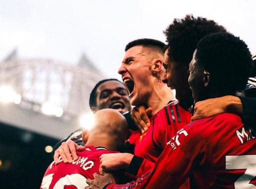 United lart e më lart, ngjitet i treti