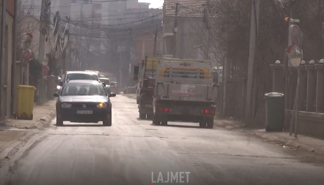 Telashi në Fushë Kosovë: Rruga me shumë pengesa, ankohen vozitësit (VIDEO)