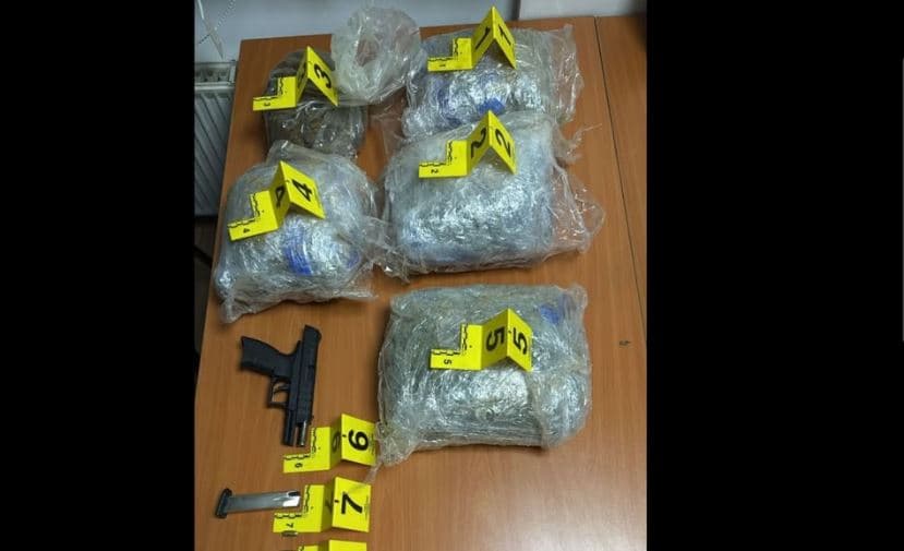 Policia në Vushtrri kap mbi 5 kg marihuanë dhe një armë, arrestohet një i mitur