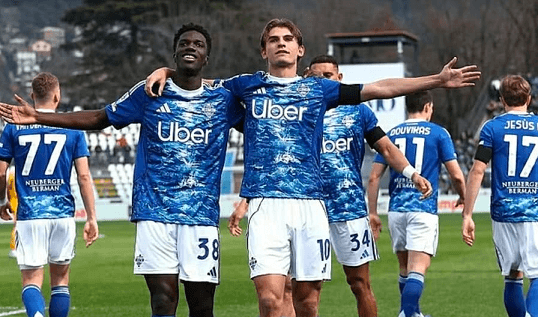 Como “fluturon” drejt Champions-it, shkatërron Pisën me pesë gola