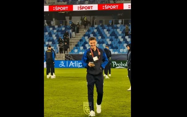 "Dardanët" mbërrijnë në stadiumin "Tehelne pole", gati për gjysmëfinalen (VIDEO)