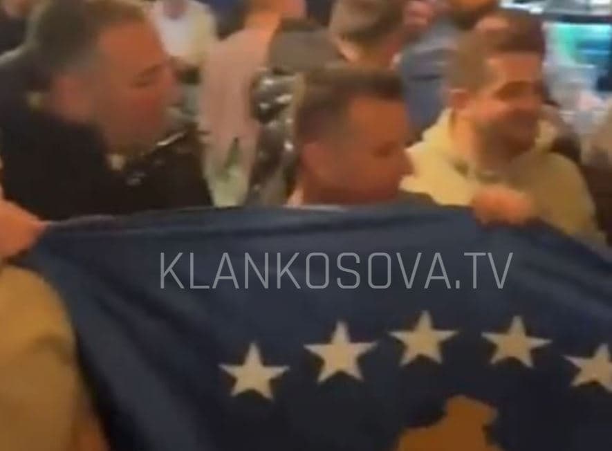 “UÇK, zemra e Kosovës”, tifozët shqiptarë ngjallin atmosferë në zemër të Bratisllavës (VIDEO)