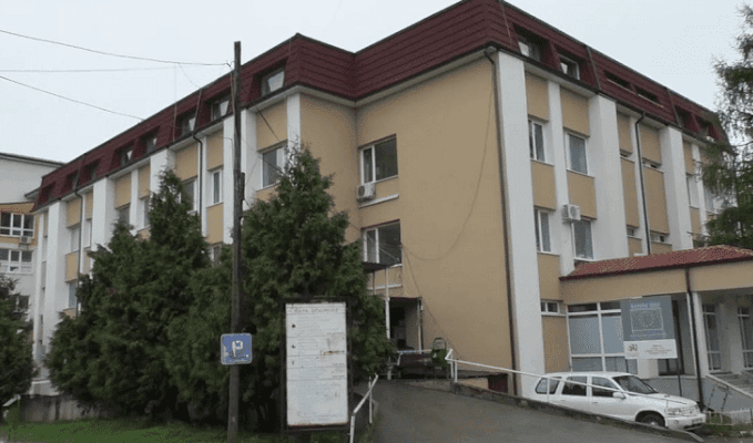 Stafi i higjienës në Spitalin e Gjakovës paralajmëron grevë për pagat e vonuara