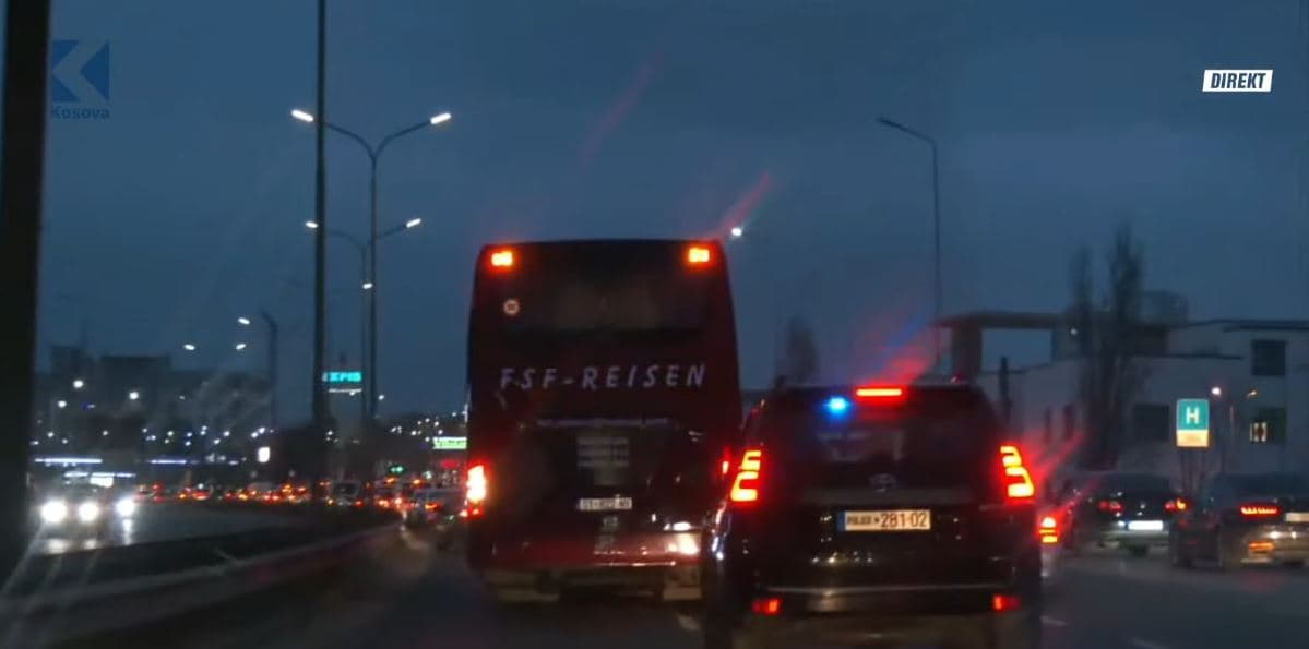 Kombëtarja e Kosovës afër hyrjes në Prishtinë, siguri e lartë - LIVE