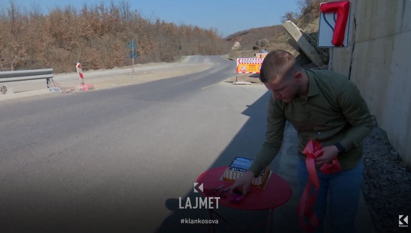 Festa e pazakonshme: Tortë për dështimin e rrugës Dollc-Gjakovë (VIDEO)