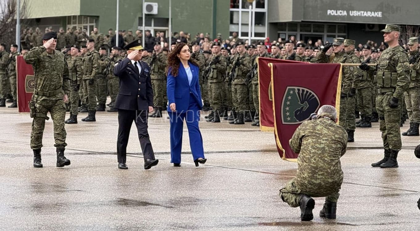 Presidentja Osmani parakalon para ushtarëve të FSK-së