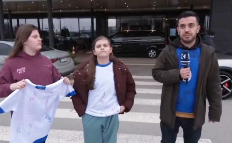 “Do të fitojmë”, tifozet e vogla të emocionuara pasi morën nënshkrimet e futbollistëve kosovarë (VIDEO)