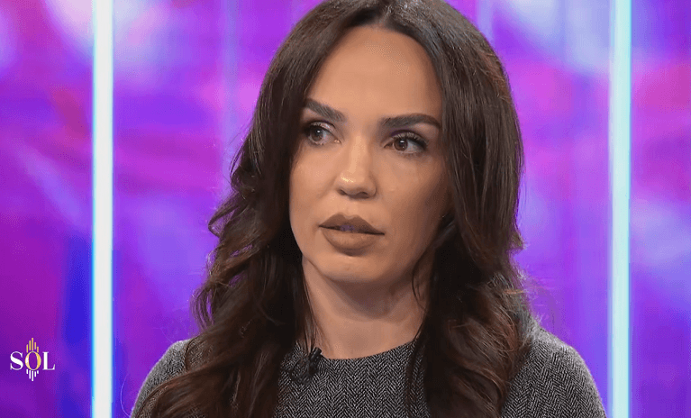 “Kur vdes nana, shuhen krejt ëndrrat”, rrëfimi prekës i gazetares (VIDEO)