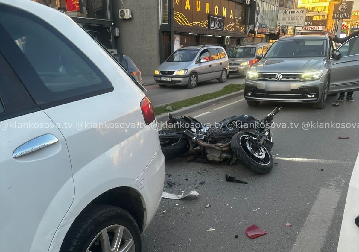 Dy aksidente me motorë për pak minuta në Fushë-Kosovë