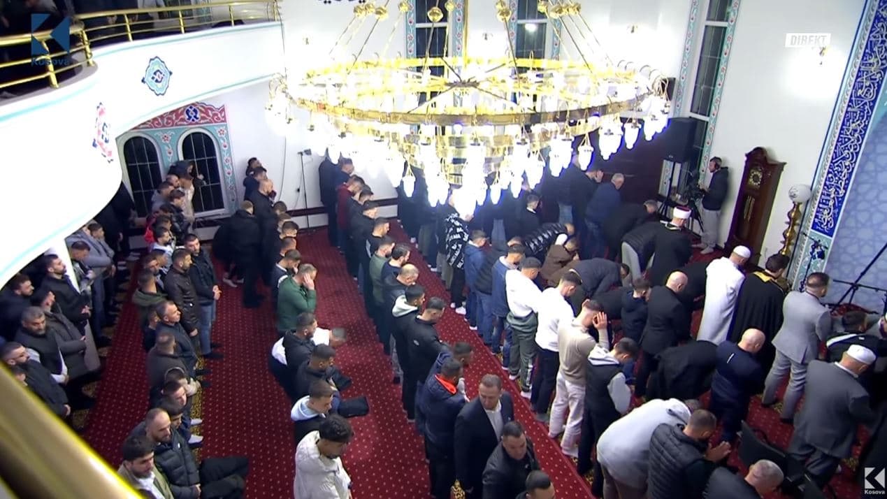Besimtarët falin namazin e sabahut në xhaminë “Haxhi Ibrahim Devolli” në Pejë (VIDEO)