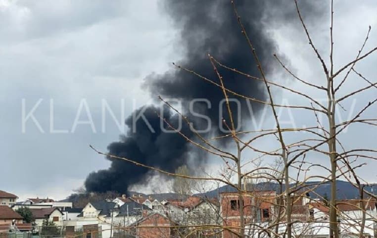 Zjarri përfshin goma dhe mbeturina pranë banesave në Hajvali