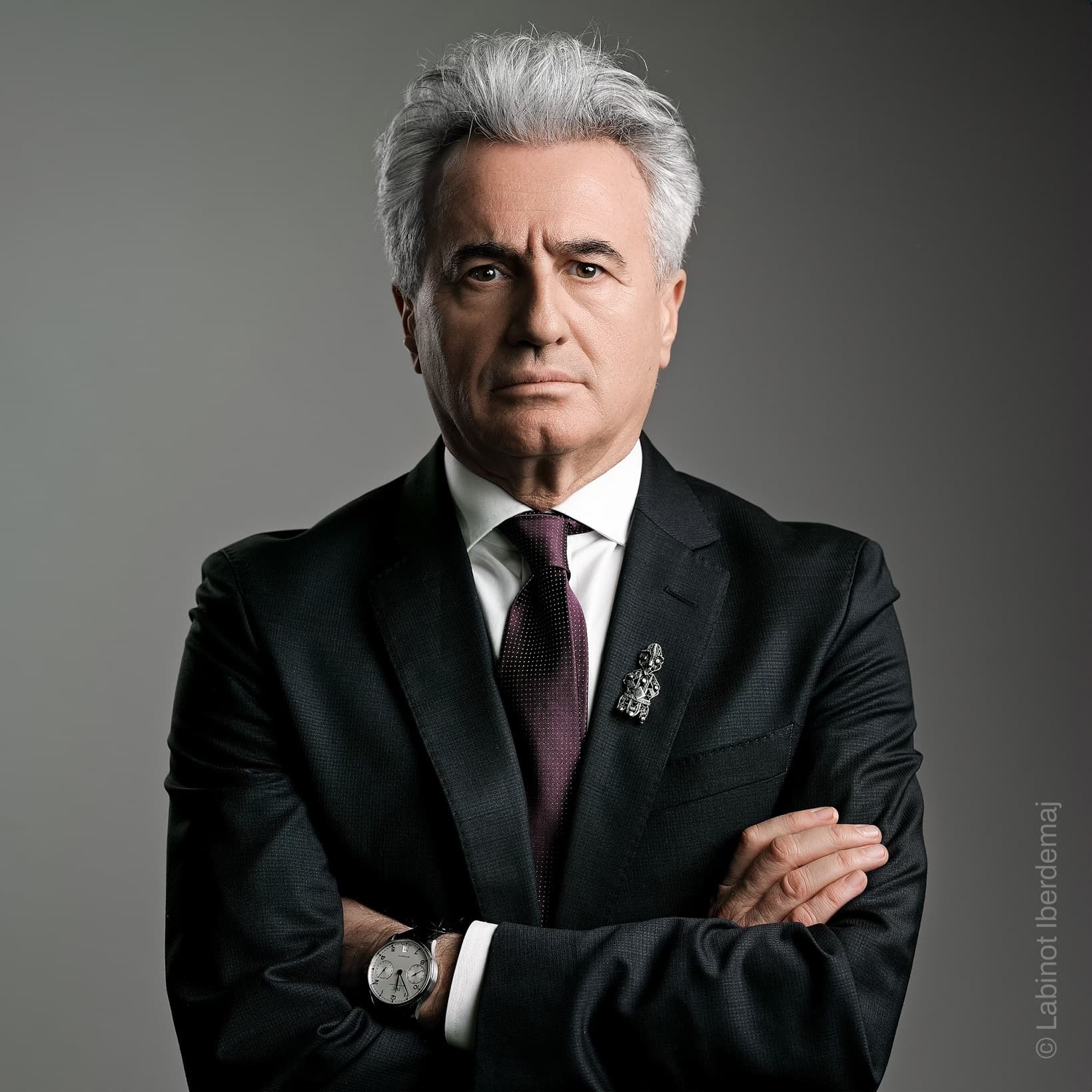 Për të shmangur zgjedhjet, avokati Koci kërkon nënshkrimet për kandidat të dytë për President