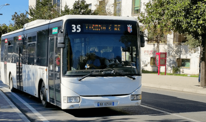 Shqiptarët, ndër popujt që përdorin më shumë transportin publik në Europë