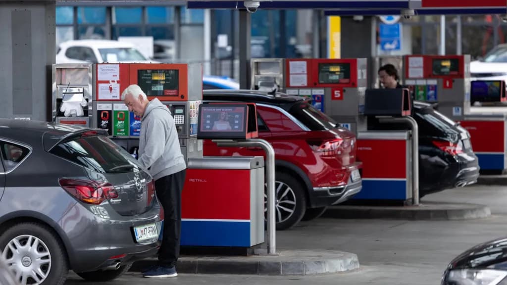 Sllovenia bëhet vendi i parë i BE-së që prezanton 'kufizimin' e karburantit