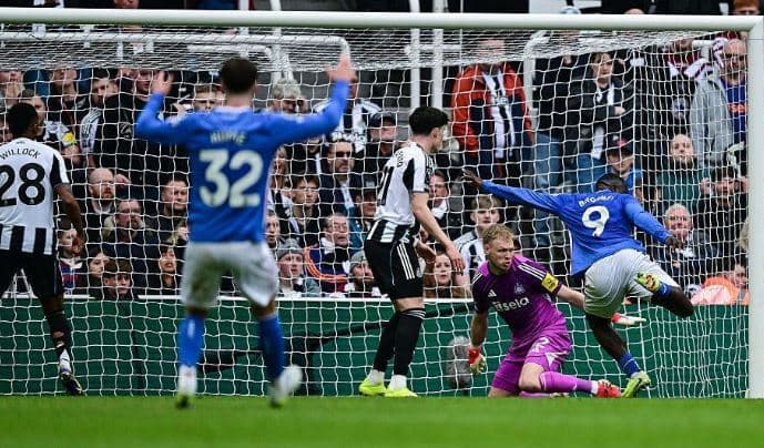 Xhaka me shokë fitojnë në fund derbin e zjarrtë ndaj Newcastle
