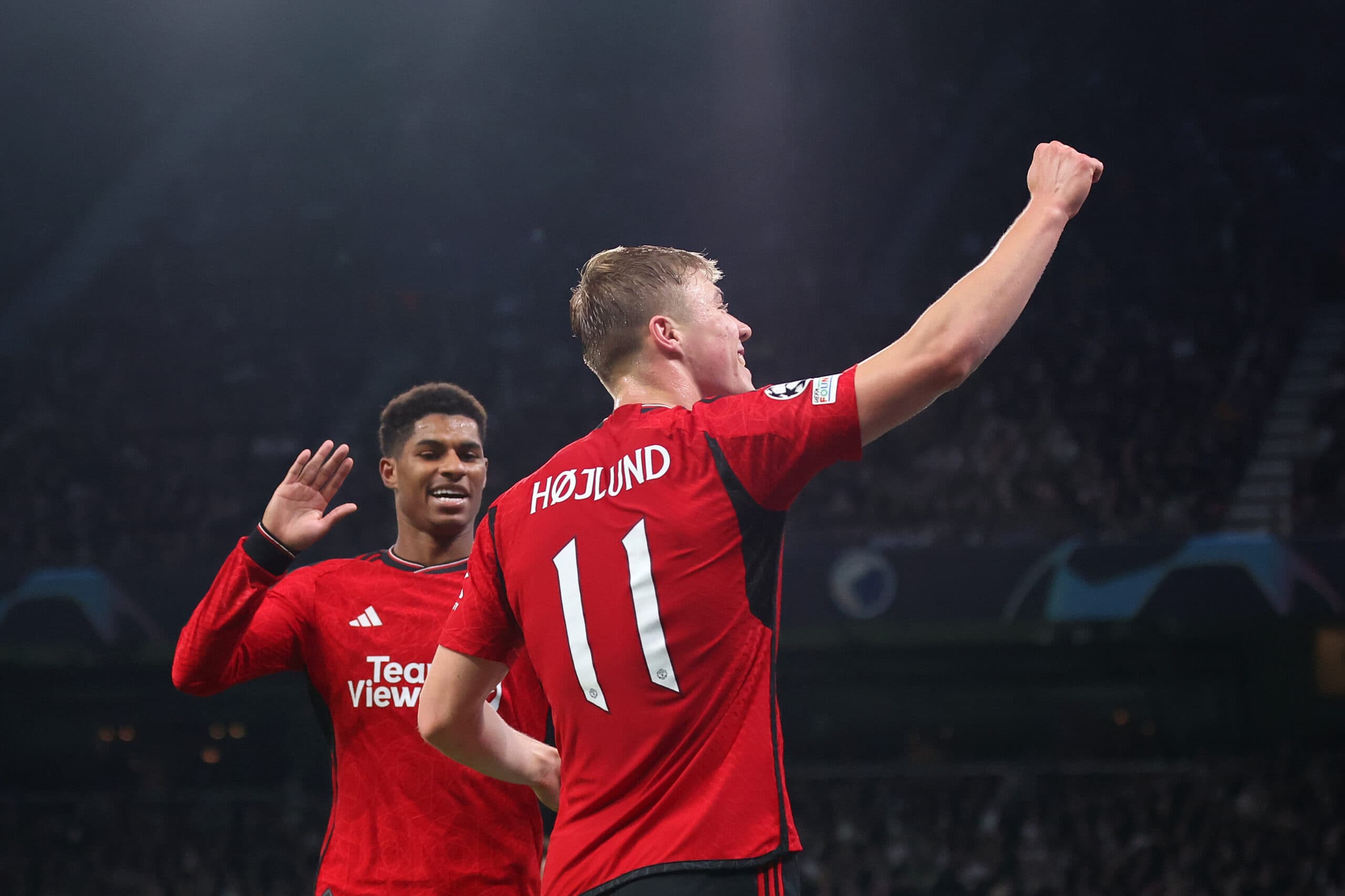 Manchester United pret deri në 80 milionë euro nga largimet e Hojlund dhe Rashford