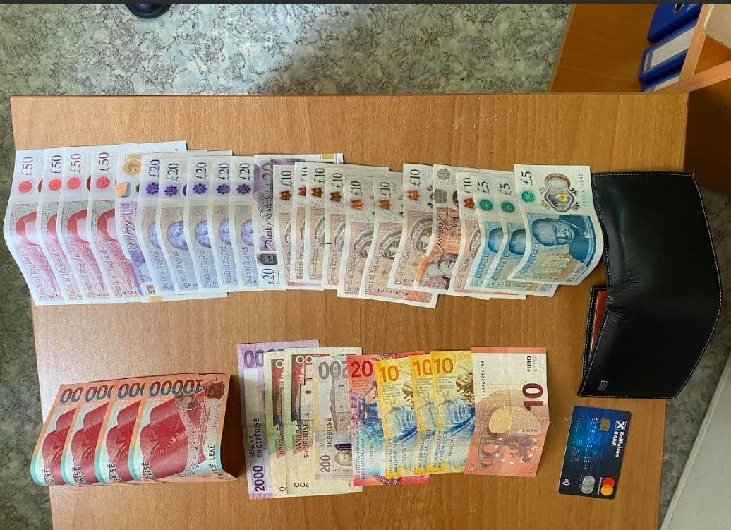Qytetari nga Istogu gjen dhe dorëzon kuletën me euro, franga e lekë në Junik