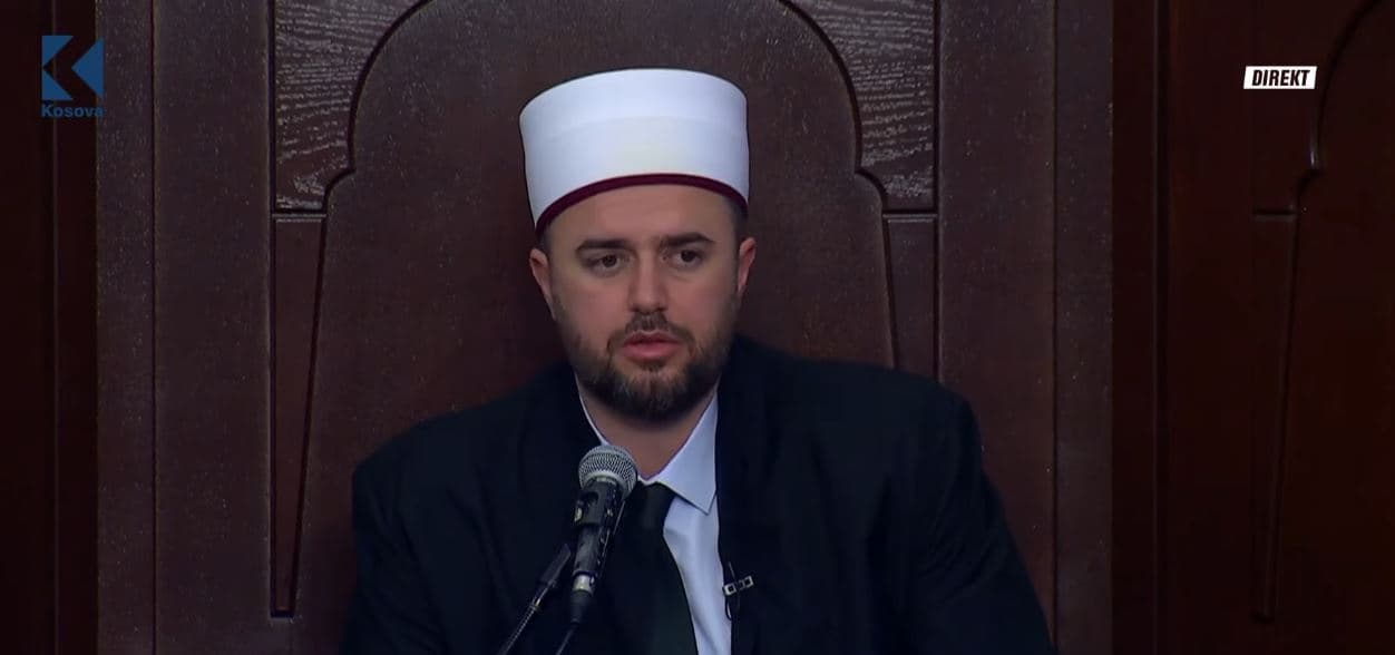 Hoxhë Mazllami: Allahu të falënderohet e të madhërohet pa ia nda, ditë e natë (VIDEO)