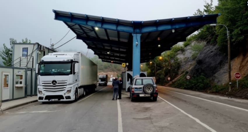 Shkak pastrimi i rrugëve, bllokohet qarkullimi i automjeteve në dalje të Jarinjes