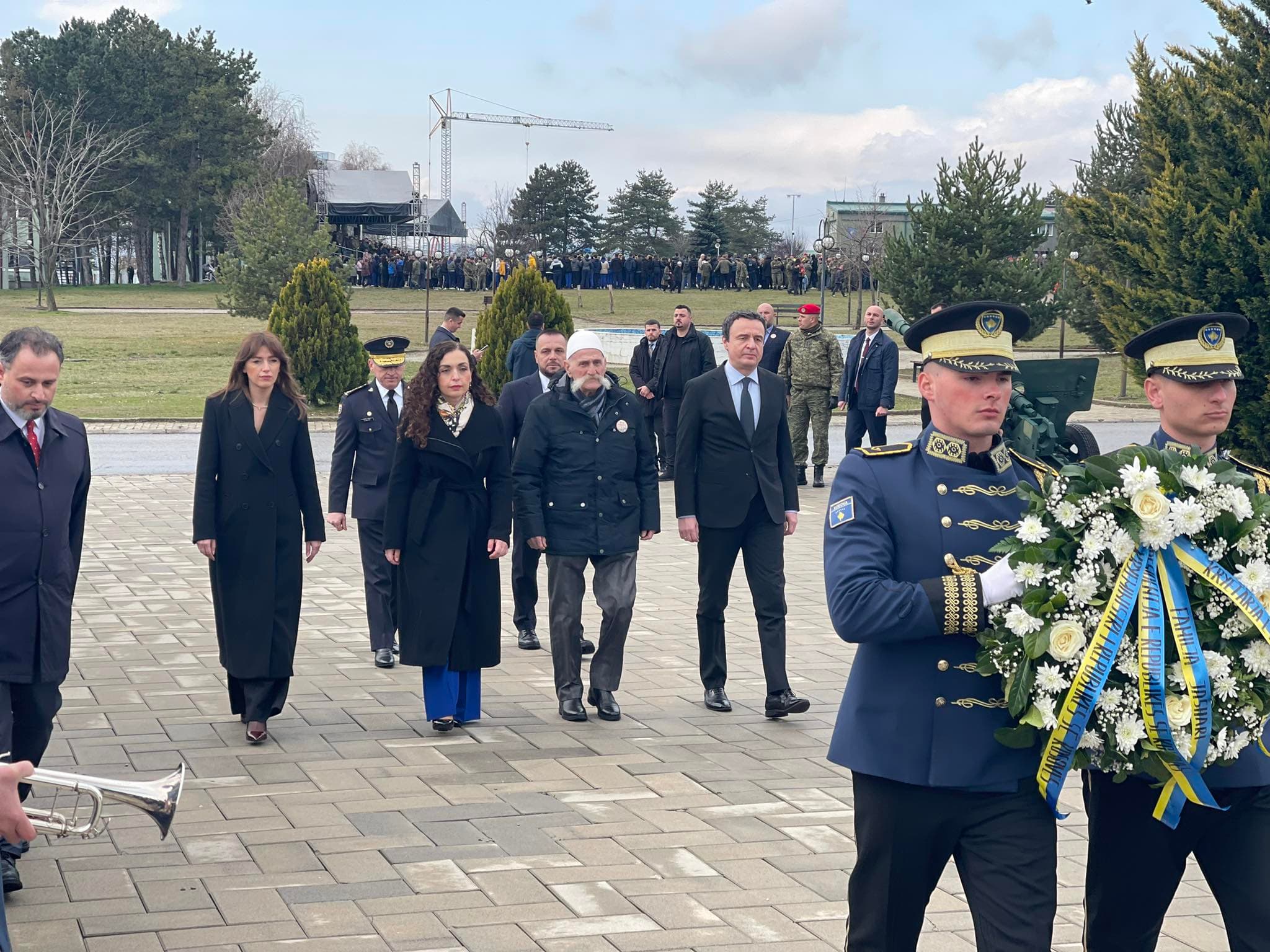Krerët e shtetit bashkë me Rifat Jasharin bëjnë homazhe te obelisku i UÇK-së në Kazermën "Adem Jashari"