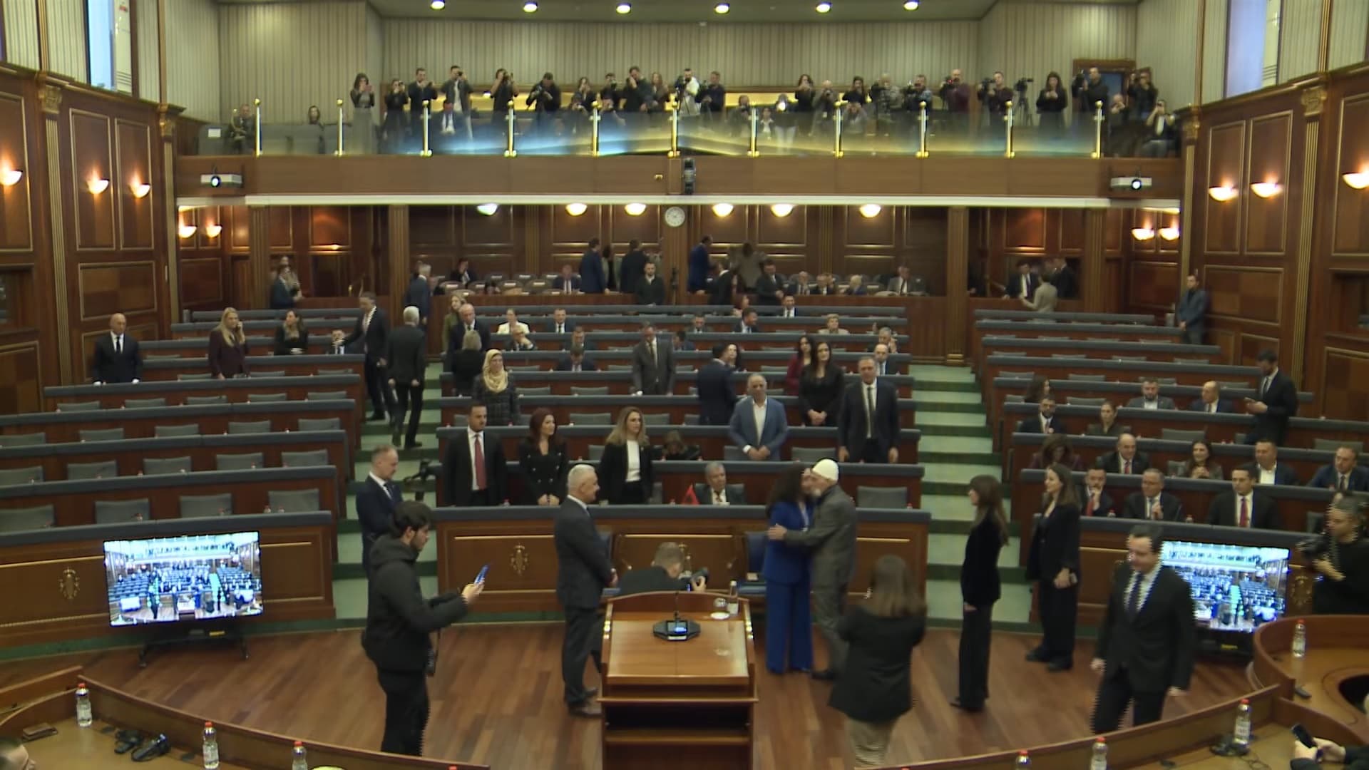 Seanca për Epopenë e UÇK-së: Kurti s’e përshëndet Osmanin, Haxhiu e Konjufca po (VIDEO)