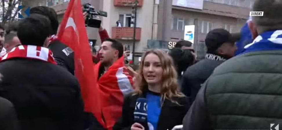Shpërthen atmosfera në shesh, tifozët s’i ndalin këngët e brohoritjet (VIDEO)