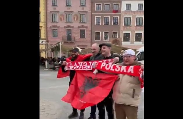 Tifozët shqiptarë dhe polakë festojnë së bashku në Varshavë para ndeshjes (VIDEO)