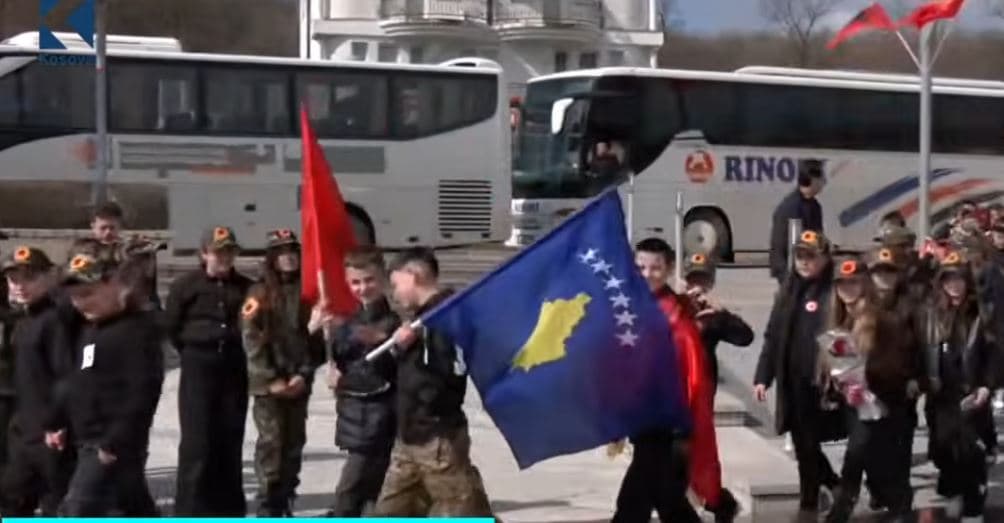 Kompleksi i Jasharëve: Vizitorët vërshojnë Prekazin (VIDEO)