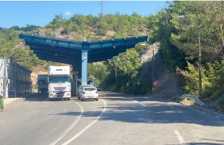 Lirohet qarkullimi në Jarinje, por krijohen kolona deri në dy orë pritje