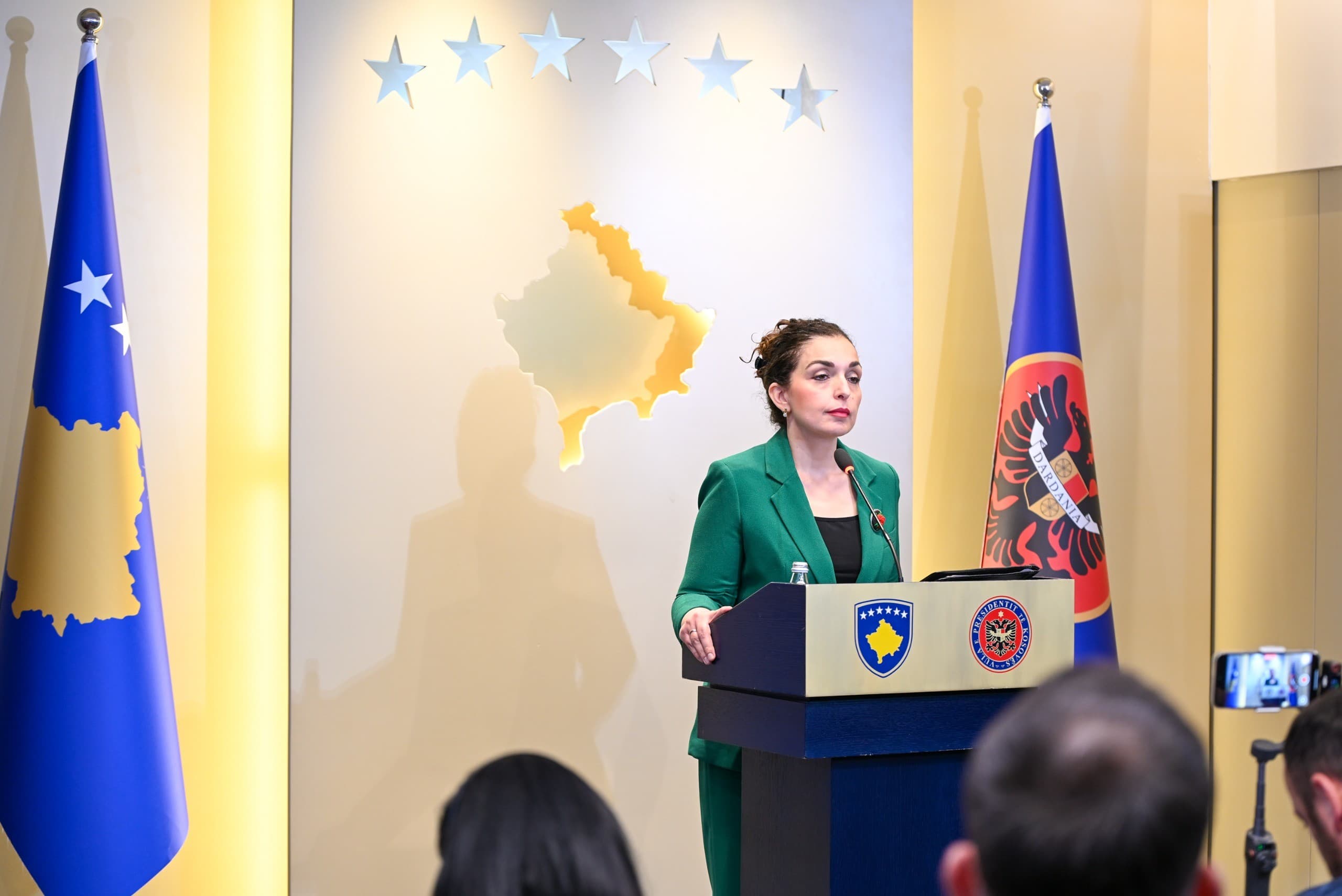 Presidenca dënon ashpër thirrjet për “pushkatimin” e presidentes Osmani