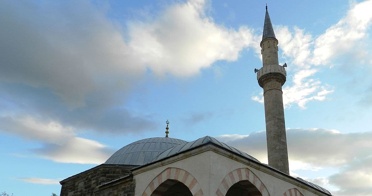 Hajnat hyjnë në dy xhami në Lipjan, vjedhin arkën me paratë e bamirësisë
