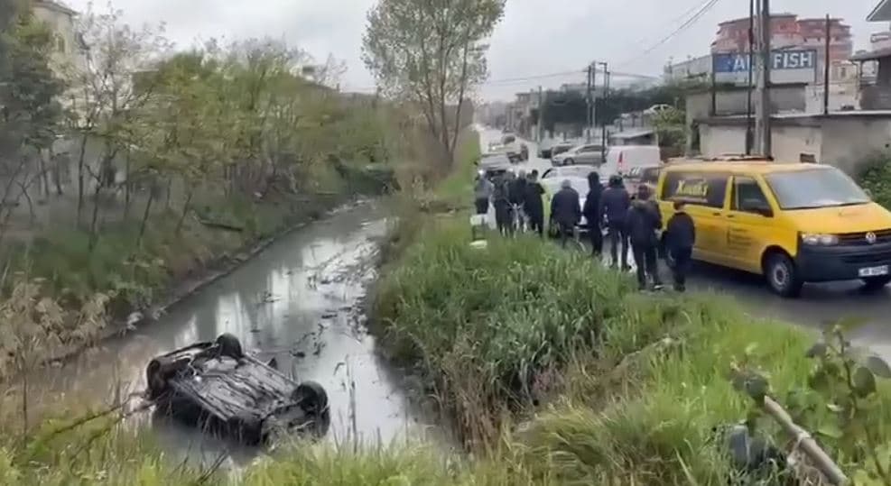 Aksident i rëndë në Durrës, 24-vjeçarja humb kontrollin e makinës dhe përfundon në kanal