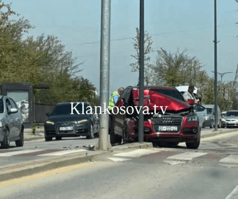 Aksident në Lipjan, vetura "Audi" përplaset në shtyllën e rrugës