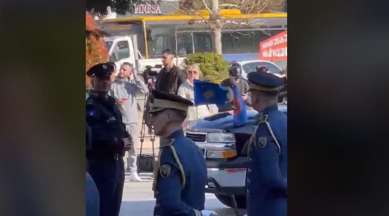 Qytetarët dalin ta përshëndesin Vjosa Osmanin pasi dorëzoi detyrën e presidentes (VIDEO)