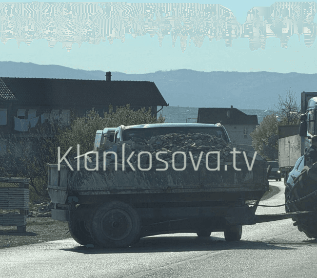 Një i lënduar nga përplasja mes furgonit dhe traktorit në Rixhevë të Klinës