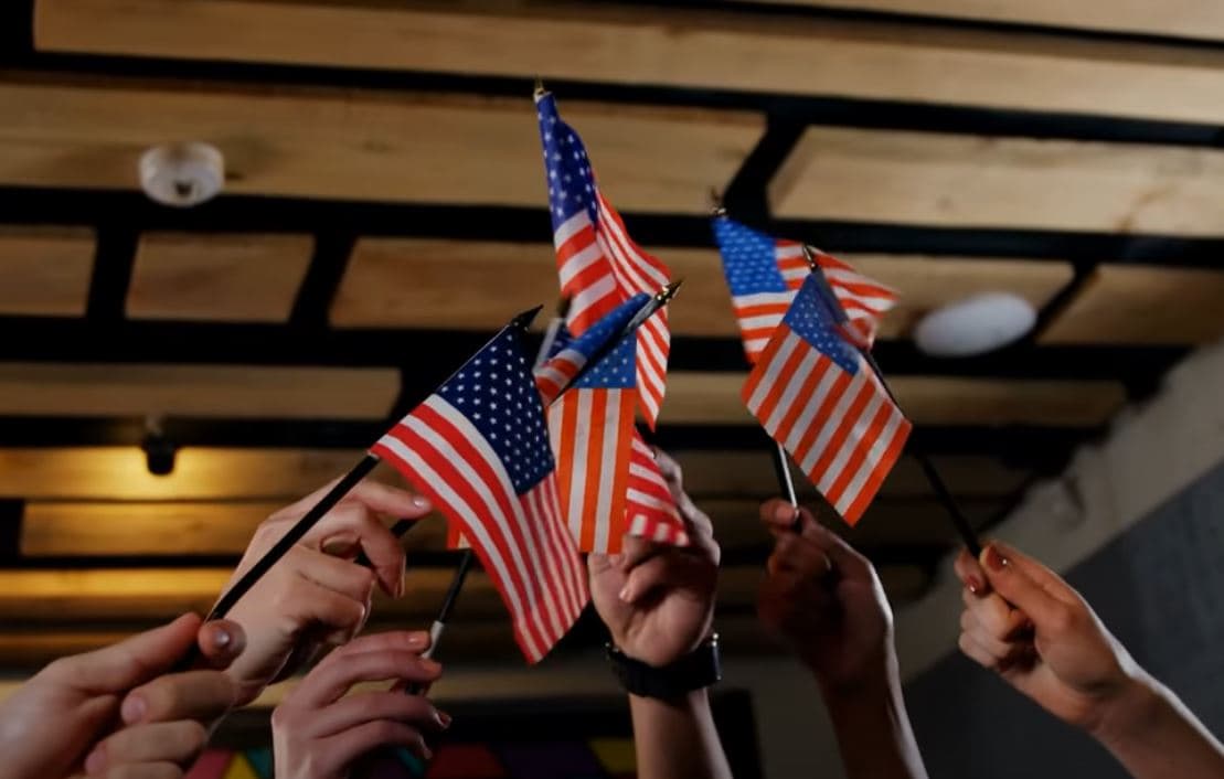 Dëshironi të këndoni në ngjarjen e ambasadës amerikane për 250-vjetorin e pavarësisë? Ja shansi (VIDEO)