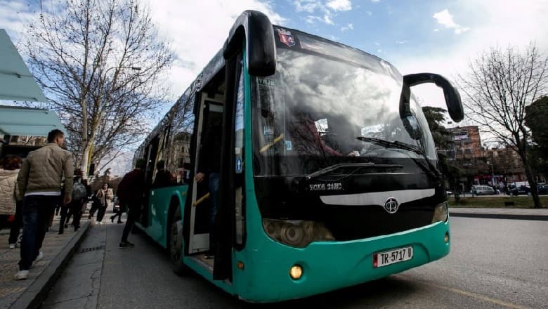 Ngacmoi seksualisht në autobus një grua dhe një të mitur, arrestohet 44-vjeçari në Tiranë