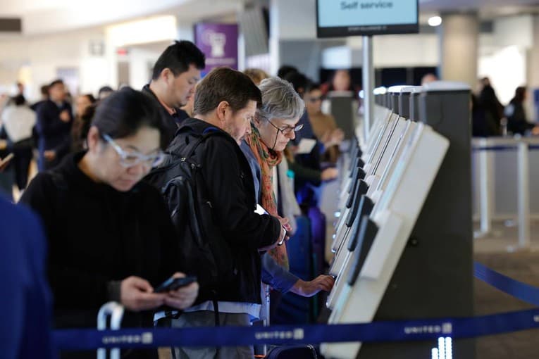 Sistemi i ri i BE-së krijon pritje me orë të tëra në aeroporte