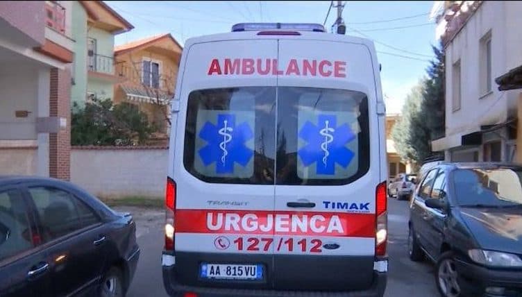E rëndë, vdes 3-vjeçari pasi bie nga ballkoni i ndërtesës në Vlorë