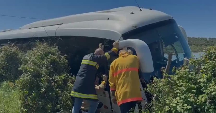 I mbushur me nxënës, autobusi në Zvërnec del nga rruga dhe bllokon qarkullimin