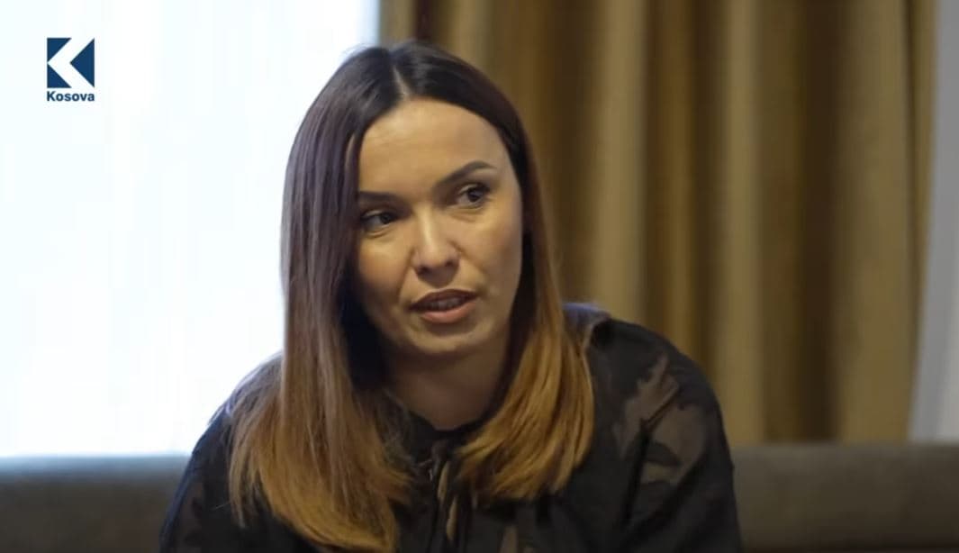 "Kikserja" hap dyert e shtëpisë, shpalos jetën e saj jashtë ekranit (VIDEO)