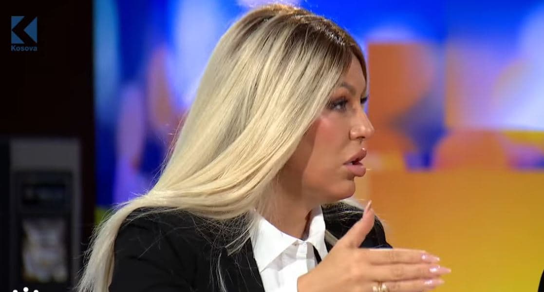 Këngëtarja Bajrami emocionon, rrëfen për diplomimin e fëmijës së parë me autizëm në Kosovë (VIDEO)