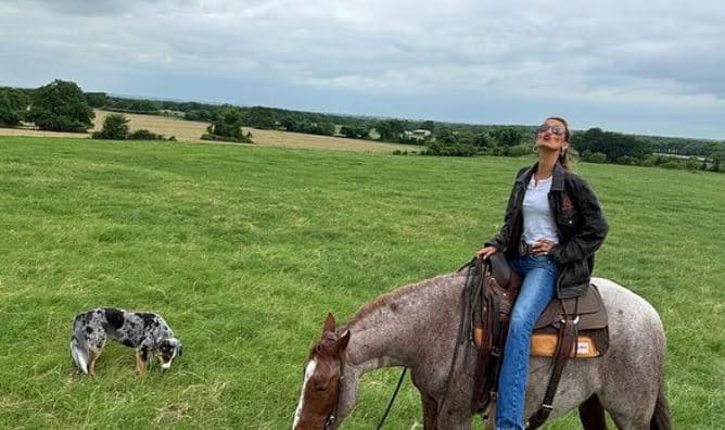 Bella Hadid feston në Teksas me kalë dhe qenin e saj