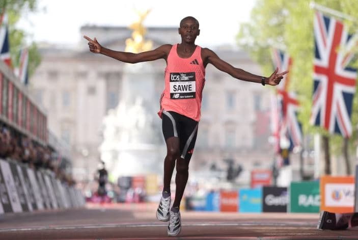 Vrapuesi i Kenias bëhet njeriu i parë që vrapon maratonën nën dy orëshe, duke fituar në Londër