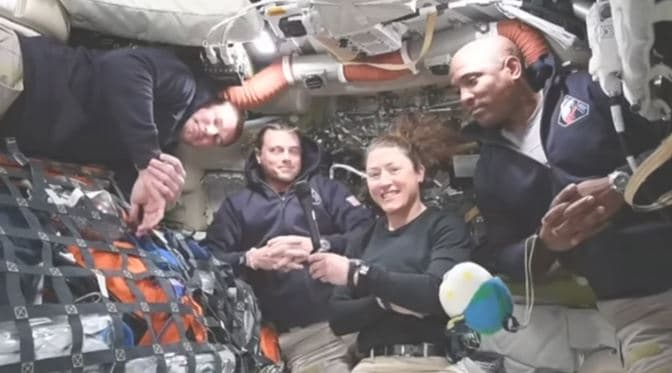 Astronautët përshkruajnë "momentin spektakolar" në hapësirë ​​pasi u larguan nga orbita e Tokës